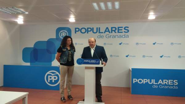 La secretaria general del PP-A y el presidente del PP de Granada La secretaria general del PP-A y el presidente del PP de Granada
