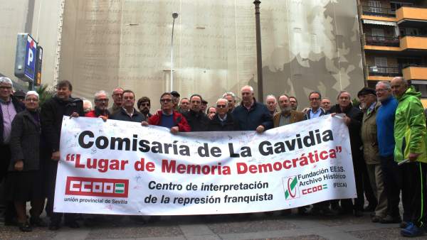 Acto frente a la comisaría de La Gavidia. Acto frente a la comisaría de La Gavidia.