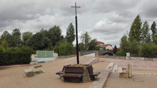 La Réplica De La Cruz Del Ferro Vuelve A Puente Castro (León) Tras Ser Restaurad La Réplica De La Cruz Del Ferro Vuelve A Puente Castro (León) Tras Ser Restaurad
