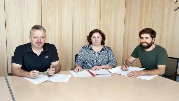 Elizalde Firma Los Convenios Con Bariáin (Izda) Y Migueliz (Dcha). Elizalde Firma Los Convenios Con Bariáin (Izda) Y Migueliz (Dcha).