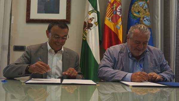 El presidente de la Diputación de Huelva, Ignacio Caraballo, con Joaquín Durán. El presidente de la Diputación de Huelva, Ignacio Caraballo, con Joaquín Durán.
