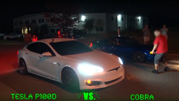 Carrera entre un Tesla y un Mustang Cobra Carrera entre un Tesla y un Mustang Cobra