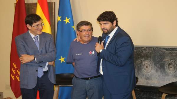Foto/ El Presidente De La Comunidad, Fernando López Mira S, Recibió A Los Niños Foto/ El Presidente De La Comunidad, Fernando López Mira S, Recibió A Los Niños