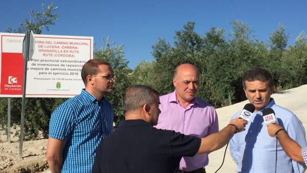 Sánchez (dcha.), junto a Ruiz, durante su visita a Rute Sánchez (dcha.), junto a Ruiz, durante su visita a Rute