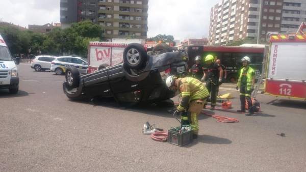 Rescaten la conductora d'un cotxe bolcat a València després de xocar amb un autobús de l'EMT Rescaten la conductora d'un cotxe bolcat a València després de xocar amb un autobús de l'EMT