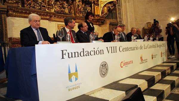Burgos: Mesa del VIII Centenario de la Catedral Burgos: Mesa del VIII Centenario de la Catedral