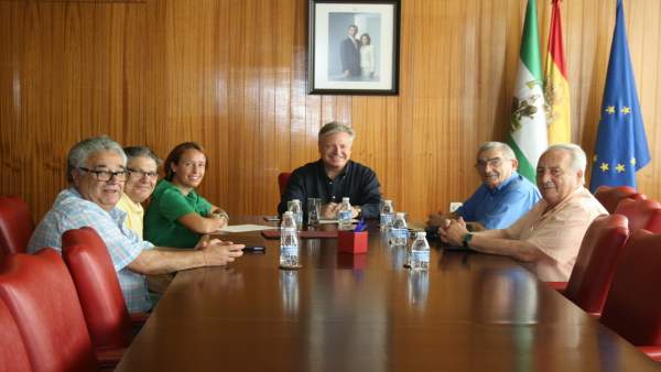 Primo Jurado (centro) se reúne con vecinos de San Agustín Primo Jurado (centro) se reúne con vecinos de San Agustín