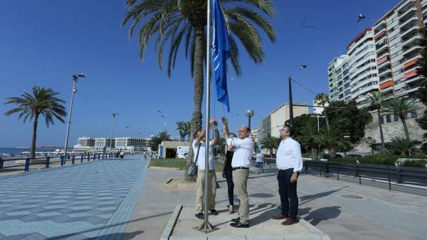 El alcalde y los ediles izando la bandera azul El alcalde y los ediles izando la bandera azul