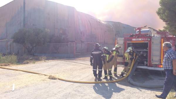 Sigue activo el incendio de la empresa de forrajes de Tauste Sigue activo el incendio de la empresa de forrajes de Tauste
