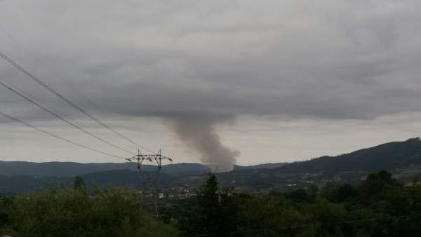 Columna de humo del incendio de Las Regueras, vista desde Oviedo. Columna de humo del incendio de Las Regueras, vista desde Oviedo.