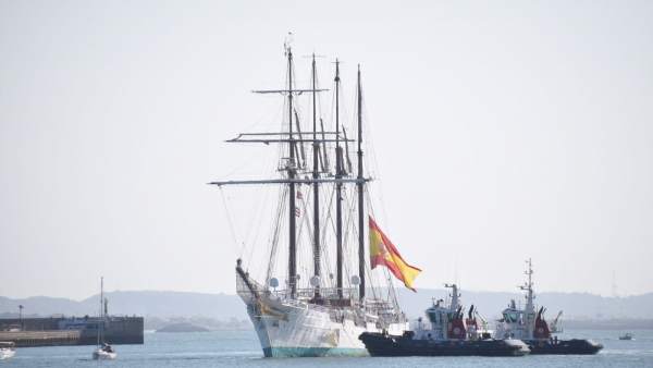 El buque Juan Sebastián Elcano entrando en el puerto de Cádiz El buque Juan Sebastián Elcano entrando en el puerto de Cádiz