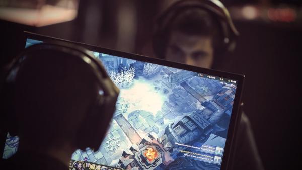 Jóvenes jugando a videojuegos Jóvenes jugando a videojuegos