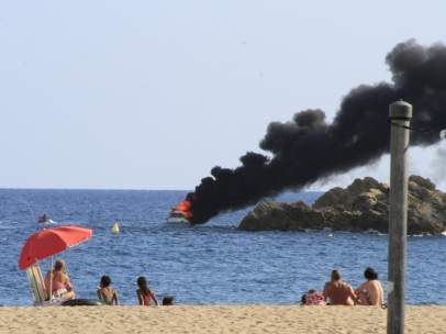 Un yate se incendia en Blanes