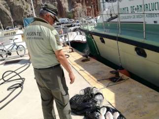 Decomiso de una red de pesca en Cabo de Gata