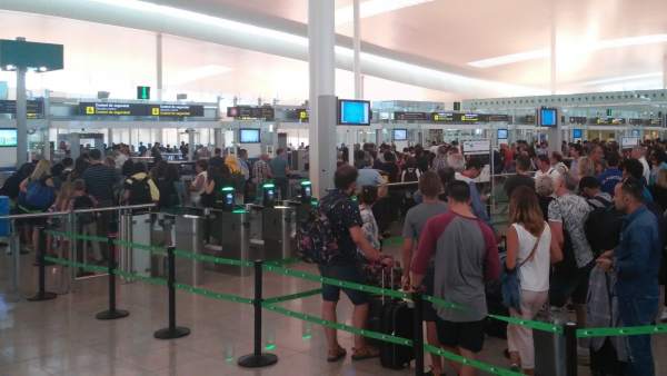 Control de pasajeros en el Aeropuerto de El Prat de Barcelona Control de pasajeros en el Aeropuerto de El Prat de Barcelona