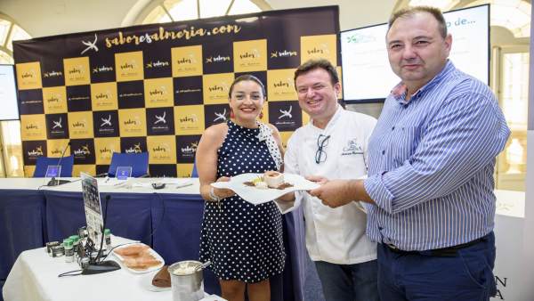 El chef Antonio Carmona prepara un plato dulce con Stevia del Mediterráneo. El chef Antonio Carmona prepara un plato dulce con Stevia del Mediterráneo.