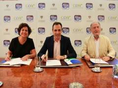 Los tres representantes firmando el acuerdo