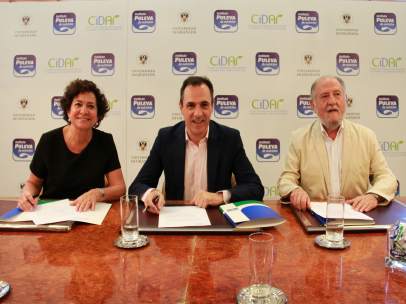 Los tres representantes firmando el acuerdo