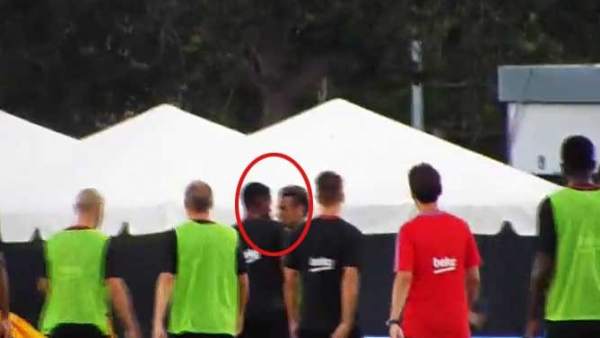 Neymar y Semedo se encaran en el entrenamiento del Barcelona Neymar y Semedo se encaran en el entrenamiento del Barcelona