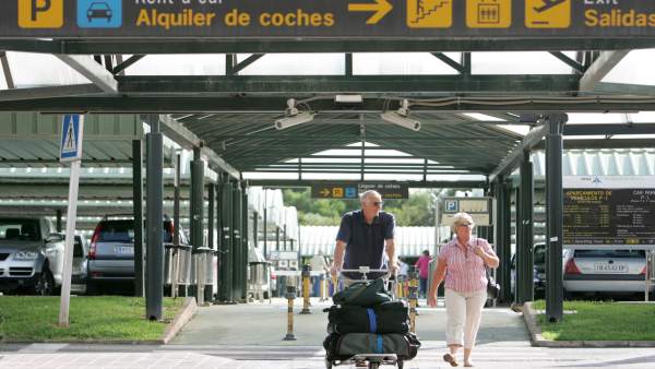 Pasajeros en el aeropuerto de Menorca Pasajeros en el aeropuerto de Menorca