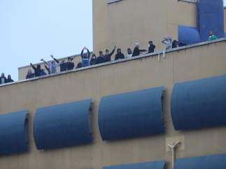 Inmigrantes en la zotea del CIE de Aluche en Madrid