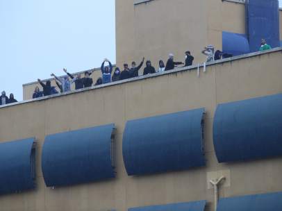 Inmigrantes en la zotea del CIE de Aluche en Madrid