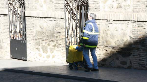 Hombre Trabajando,Correos, Cartero, Paro, Trabajador, Inem, Empleo, Desempleo Hombre Trabajando,Correos, Cartero, Paro, Trabajador, Inem, Empleo, Desempleo