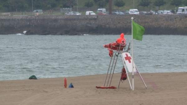 Socorrista en la playa de Ereaga con mal tiempo Socorrista en la playa de Ereaga con mal tiempo