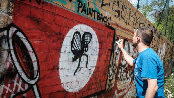 Dibujos que cubren esvásticas nazis en Berlín Dibujos que cubren esvásticas nazis en Berlín