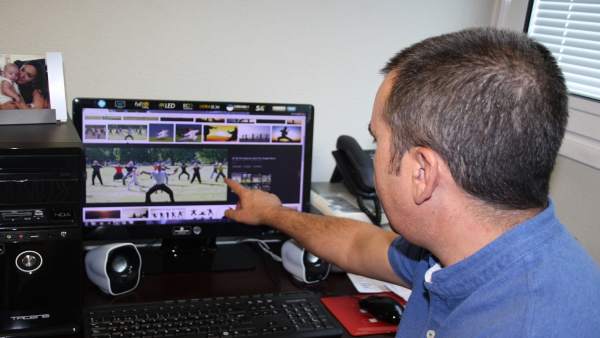 Lomas explica uno de los movimientos característicos del tai chi. Lomas explica uno de los movimientos característicos del tai chi.