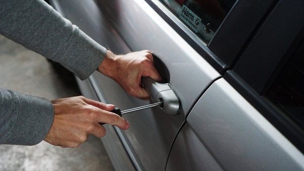 Un ladrón intenta robar un coche Un ladrón intenta robar un coche