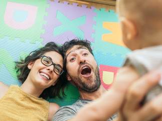 Una pareja, con su bebé