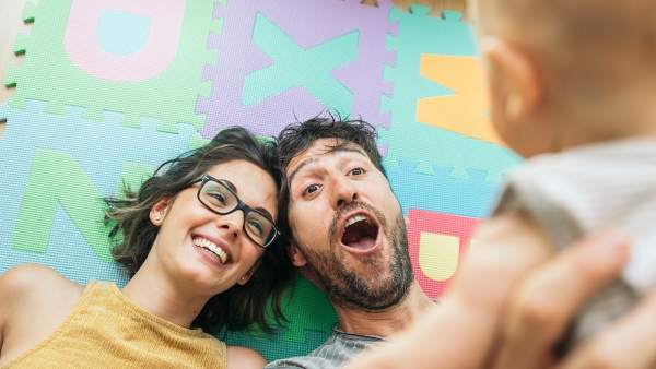 Una pareja, con su bebé Una pareja, con su bebé