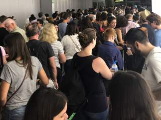Colas de viajeros este viernes en El Prat