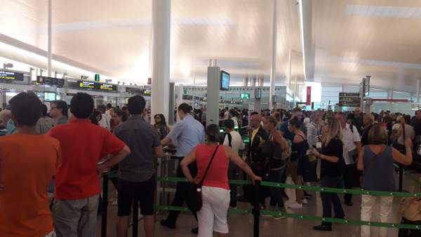 Colas en los controles de seguridad en el aeropuerto de El Prat. Colas en los controles de seguridad en el aeropuerto de El Prat.