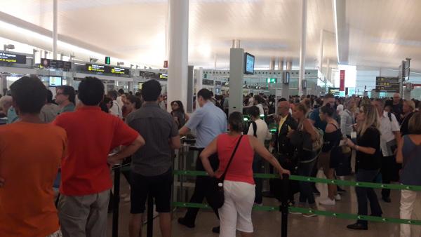 Colas en los controles de seguridad en el aeropuerto de El Prat.