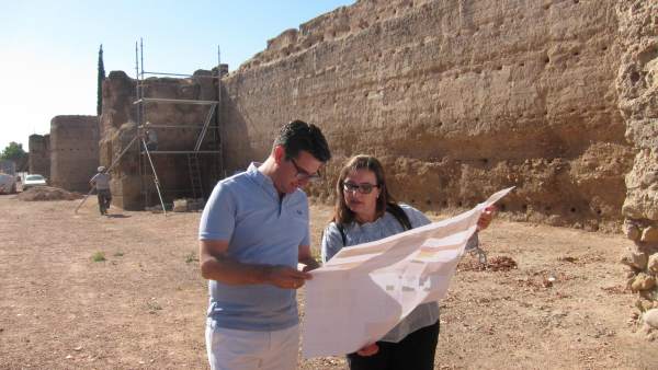 Pedro García y Carmen Chacón en la muralla del Marrubial Pedro García y Carmen Chacón en la muralla del Marrubial