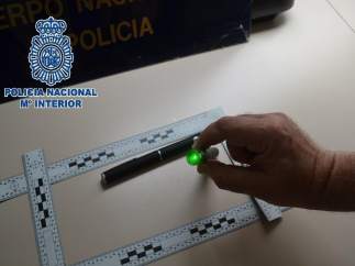 Punteros láser intervenidos por policía nacional por deslumbrar a pilotos aterri