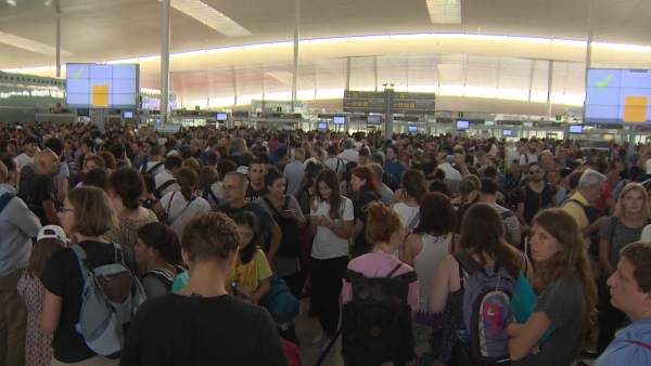 Continúan las colas en el aeropuerto de El Prat Continúan las colas en el aeropuerto de El Prat
