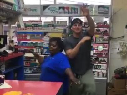 Channing Tatum bailando en una gasolinera