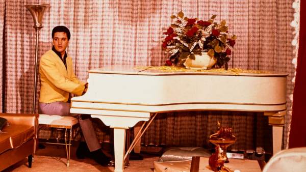 Elvis Presey con su piano de cola Elvis Presey con su piano de cola