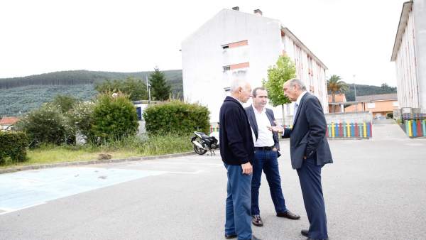 Mazón visita los bloques en los que se rehabilitarán las fachadas Mazón visita los bloques en los que se rehabilitarán las fachadas