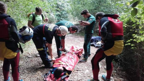 Rescate de una mujer en el barranco de Navedo (Peñarrubia) Rescate de una mujer en el barranco de Navedo (Peñarrubia)