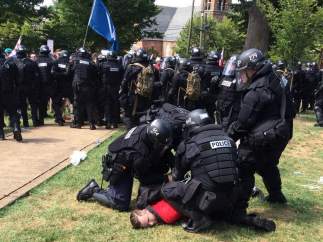 Agentes detienen a un manifestante en Charlottesville