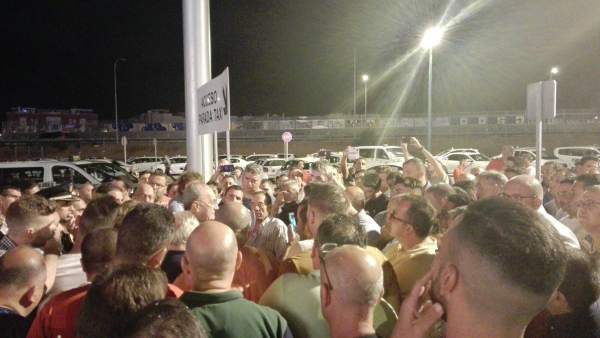 Alcalde con taxistas en el recinto ferial cortijo de torres feria málaga Alcalde con taxistas en el recinto ferial cortijo de torres feria málaga