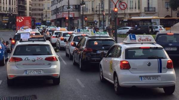 Protesta de las autoescuelas para exigir el fin de la huelga de examinadores Protesta de las autoescuelas para exigir el fin de la huelga de examinadores