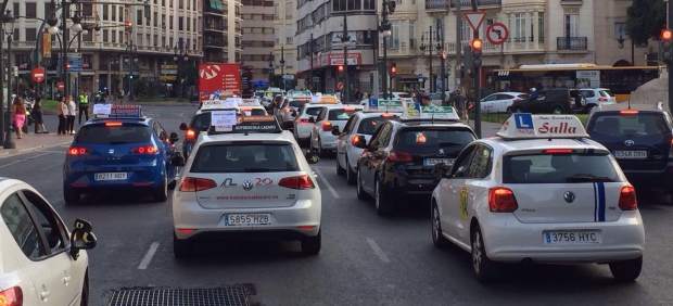 Protesta de las autoescuelas para exigir el fin de la huelga de examinadores 