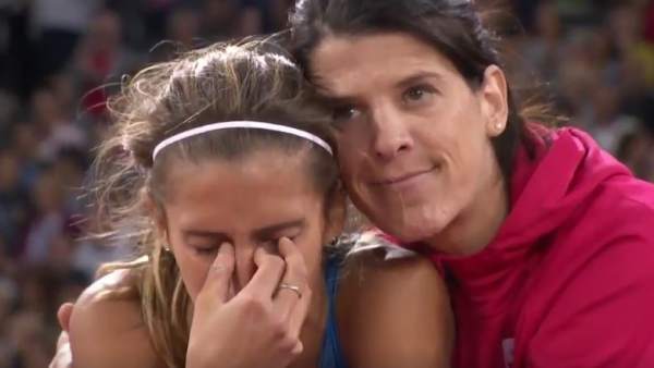 Ruth Beitia consuela a la atleta italiana tras su eliminación. Ruth Beitia consuela a la atleta italiana tras su eliminación.