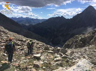 Agentes trabajan en la búsqueda del joven montañero vasco