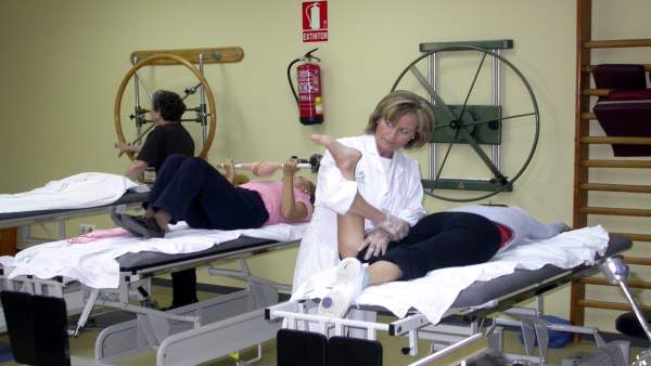 Una Fisioterapeuta Atiende A Una Paciente En Sevilla Una Fisioterapeuta Atiende A Una Paciente En Sevilla